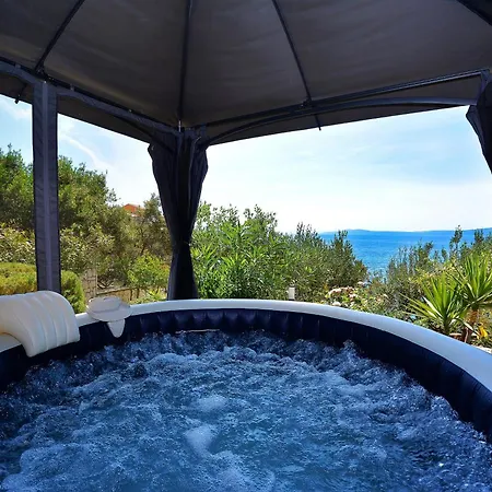 Beachfront House With Hot Tubrastici, Ciovo - 18478 * Trogir