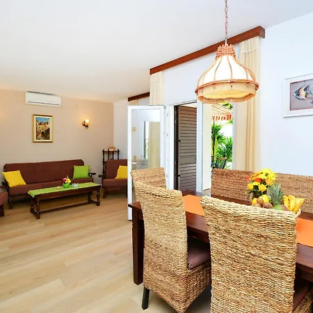 Beachfront House With Hot Tubrastici, Ciovo - 18478 Vikendica *